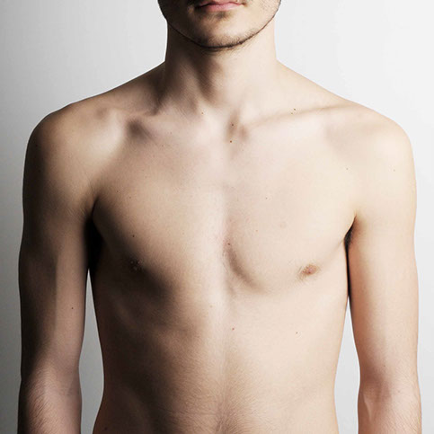 Alignement et symétrie du corps. Liberté et fluidité de rotation de la tête, indépendante des articulations, liberté articulaire.